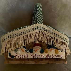 Basket w snowmen decorations. Lined.